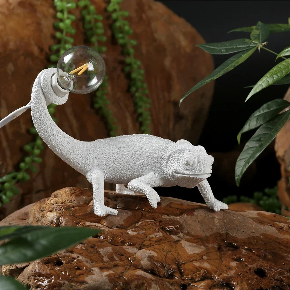 Lizard wall light in a kids' bedroom